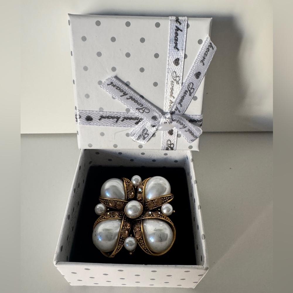 Vintage Style Pearl Gold Tone Brooch Floral Statement Pin Gift Box New - Picture 2 of 6